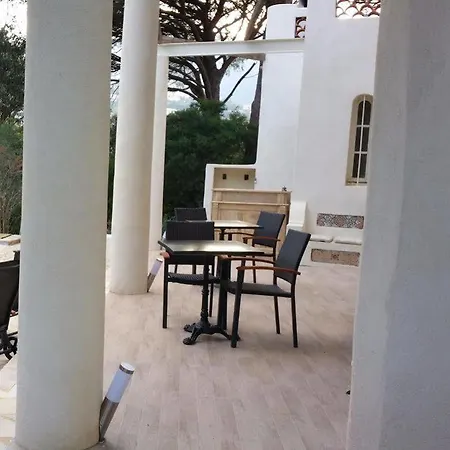 La Clarte Bed & Breakfast 3*