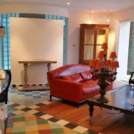 לינה וארוחת בוקר La Clarte 4*