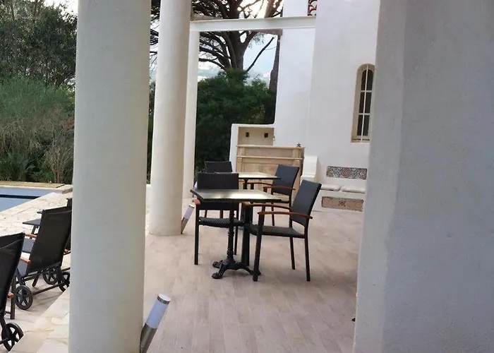 La Clarte Bed and Breakfast 4*